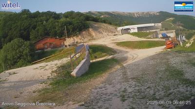 immagine della webcam nei dintorni di Sant'Eusanio Forconese: webcam Rocca di Cambio