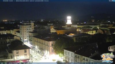 Preview delle webcam di Cecina › Nord: Vista dall'alto, verso nord, della città di - LI) con, sullo sfondo, la vista delle Alpi Apuane meridionali