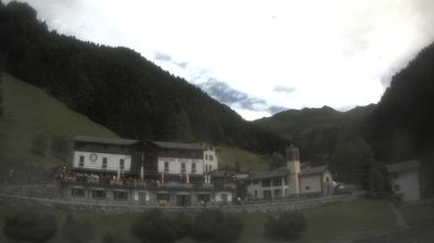 immagine della webcam nei dintorni di Rifugio Calvi Laghi Gemelli: webcam San Simone Baita del Camoscio