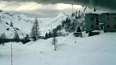 immagine della webcam nei dintorni di Isola di Fondra: webcam Rifugio Calvi Laghi Gemelli