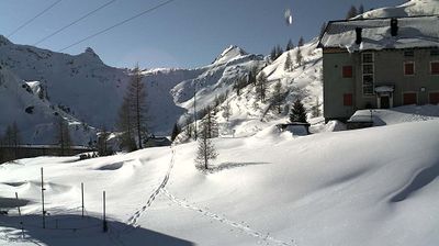 immagine della webcam nei dintorni di Isola di Fondra: webcam Rifugio Calvi Laghi Gemelli