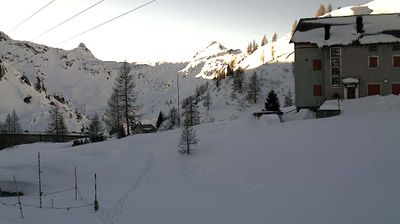 immagine della webcam nei dintorni di Roncobello: webcam Rifugio Calvi Laghi Gemelli