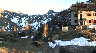 immagine della webcam nei dintorni di Oltre il Colle: webcam Rifugio Calvi Laghi Gemelli