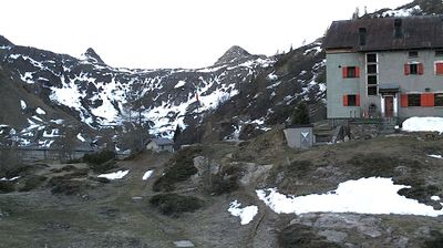 immagine della webcam nei dintorni di Lizzola: webcam Rifugio Calvi Laghi Gemelli