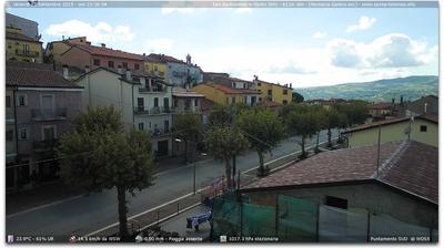 immagine della webcam nei dintorni di Savignano Irpino: webcam San Bartolomeo in Galdo