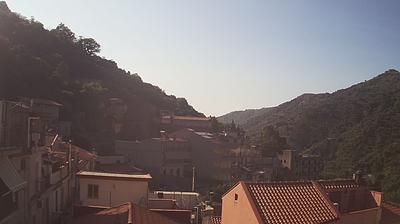 Preview delle webcam di Mandanici › Sud-Est: Chiesa SS. Trinità e la vallata del Dinarini