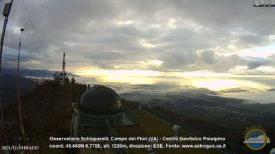 immagine della webcam nei dintorni di Brezzo di Bedero: webcam Castello Cabiaglio