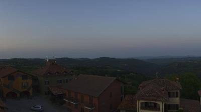 immagine della webcam nei dintorni di Cherasco: webcam Serravalle Langhe