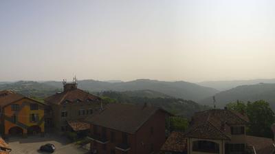 immagine della webcam nei dintorni di Carrù: webcam Serravalle Langhe