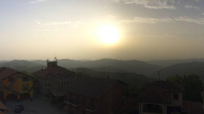 immagine della webcam nei dintorni di Carrù: webcam Serravalle Langhe