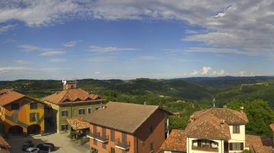 immagine della webcam nei dintorni di Carrù: webcam Serravalle Langhe