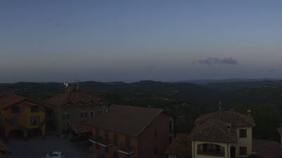 immagine della webcam nei dintorni di Sinio: webcam Serravalle Langhe