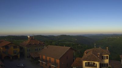 immagine della webcam nei dintorni di Benevello: webcam Serravalle Langhe