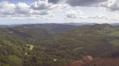 immagine della webcam nei dintorni di Cerretto Langhe: webcam Lequio Berria