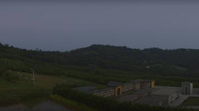 immagine della webcam nei dintorni di Benevello: webcam Cerretto Langhe
