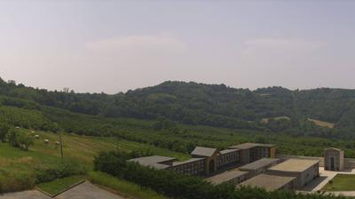immagine della webcam nei dintorni di Carrù: webcam Cerretto Langhe