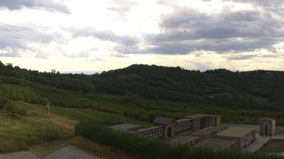 immagine della webcam nei dintorni di Benevello: webcam Cerretto Langhe