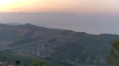 immagine della webcam nei dintorni di Montebello di Bertona: webcam Foggetta