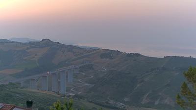 immagine della webcam nei dintorni di Castiglione Messer Raimondo: webcam Foggetta