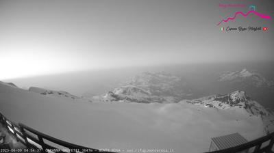 immagine della webcam nei dintorni di Cervinia Cime Bianche Laghi: webcam Punta Indren