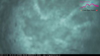 immagine della webcam nei dintorni di Cervinia Cime Bianche Laghi: webcam Capanna Margherita