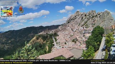 immagine della webcam nei dintorni di Oppido Lucano: webcam Pietrapertosa