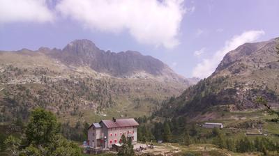 immagine della webcam nei dintorni di San Simone Baita del Camoscio: webcam Rifugio Calvi Laghi Gemelli