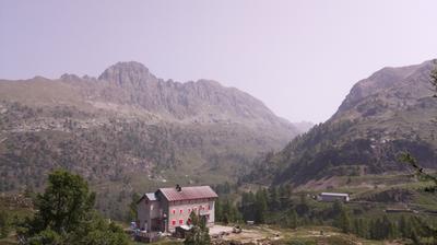 immagine della webcam nei dintorni di Spiazzi: webcam Rifugio Calvi Laghi Gemelli