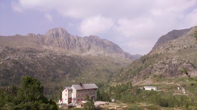immagine della webcam nei dintorni di Roncobello: webcam Rifugio Calvi Laghi Gemelli