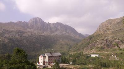immagine della webcam nei dintorni di Averara: webcam Rifugio Calvi Laghi Gemelli