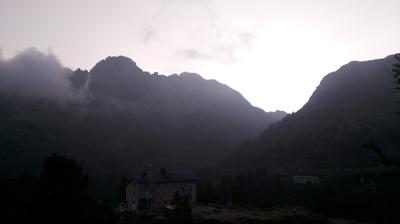 immagine della webcam nei dintorni di Lizzola: webcam Rifugio Calvi Laghi Gemelli