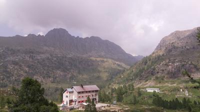 immagine della webcam nei dintorni di Lizzola: webcam Rifugio Calvi Laghi Gemelli
