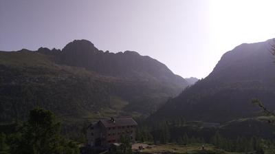 immagine della webcam nei dintorni di Roncobello: webcam Rifugio Calvi Laghi Gemelli