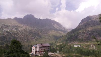 immagine della webcam nei dintorni di Lizzola: webcam Rifugio Calvi Laghi Gemelli