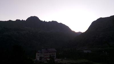 immagine della webcam nei dintorni di Spiazzi di Gromo: webcam Rifugio Calvi Laghi Gemelli