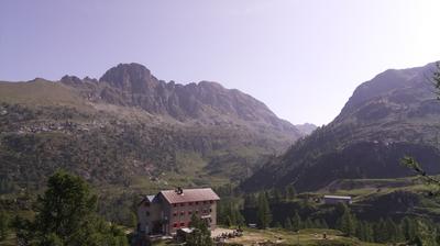 immagine della webcam nei dintorni di Zambla: webcam Rifugio Calvi Laghi Gemelli