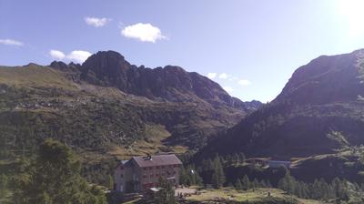 immagine della webcam nei dintorni di San Simone Baita del Camoscio: webcam Rifugio Calvi Laghi Gemelli