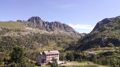 immagine della webcam nei dintorni di Spiazzi: webcam Rifugio Calvi Laghi Gemelli