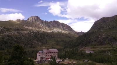 immagine della webcam nei dintorni di Oltre il Colle: webcam Rifugio Calvi Laghi Gemelli