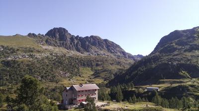 immagine della webcam nei dintorni di Roncobello: webcam Rifugio Calvi Laghi Gemelli