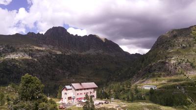 immagine della webcam nei dintorni di Lizzola: webcam Rifugio Calvi Laghi Gemelli