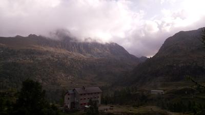 immagine della webcam nei dintorni di Lizzola: webcam Rifugio Calvi Laghi Gemelli