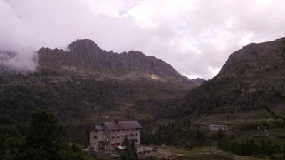 immagine della webcam nei dintorni di Oltre il Colle: webcam Rifugio Calvi Laghi Gemelli
