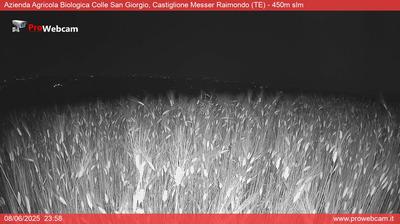 immagine della webcam nei dintorni di Prati di Tivo: webcam Castiglione Messer Raimondo