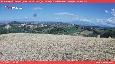 immagine della webcam nei dintorni di Isola del Gran Sasso d'Italia: webcam Castiglione Messer Raimondo